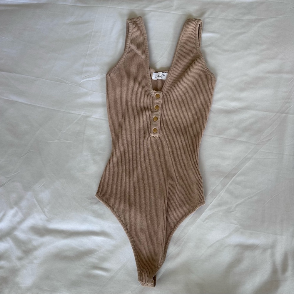 Nabee Ribbed Bodysuit Beige V-Neck Sleeveless Henley Snap Button Women's Small‎